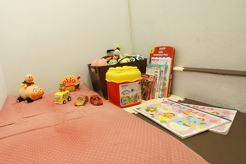 キッズルームには絵本やおもちゃなどお子様が楽しめる環境が整っております
